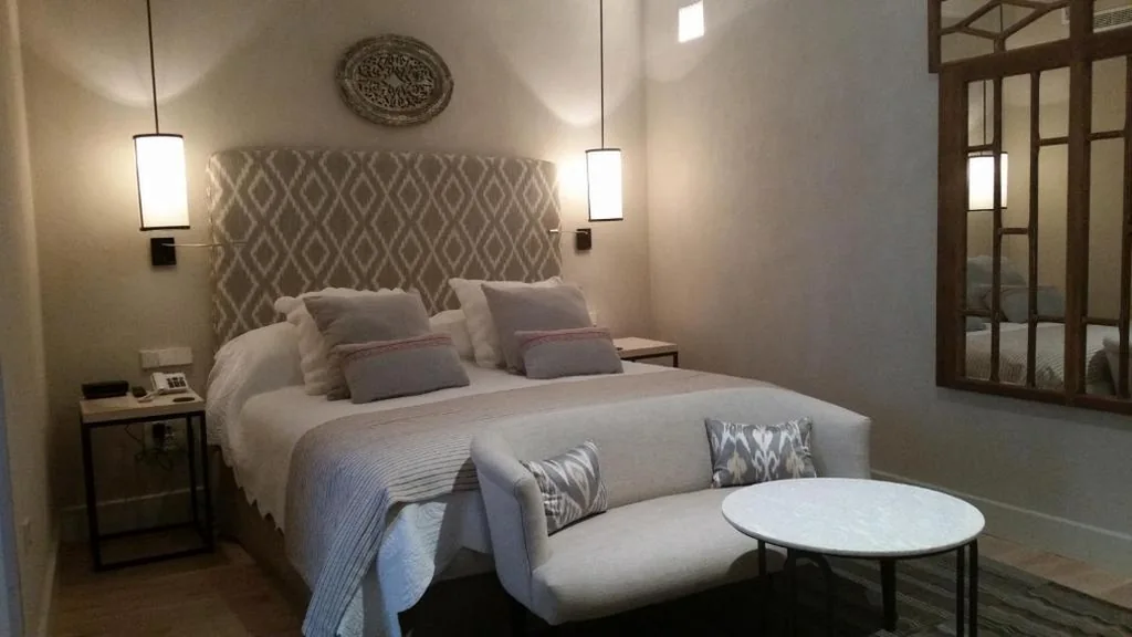 Quarto com cama extragrande e vista para a piscina — Hotel Boutique Corral del Rey