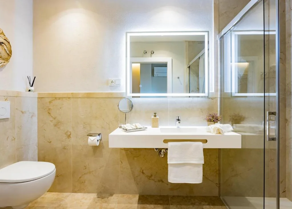 Habitación con cama grande y vistas al jardín — Hotel Boutique Cortijo Landete - SOLO ADULTOS