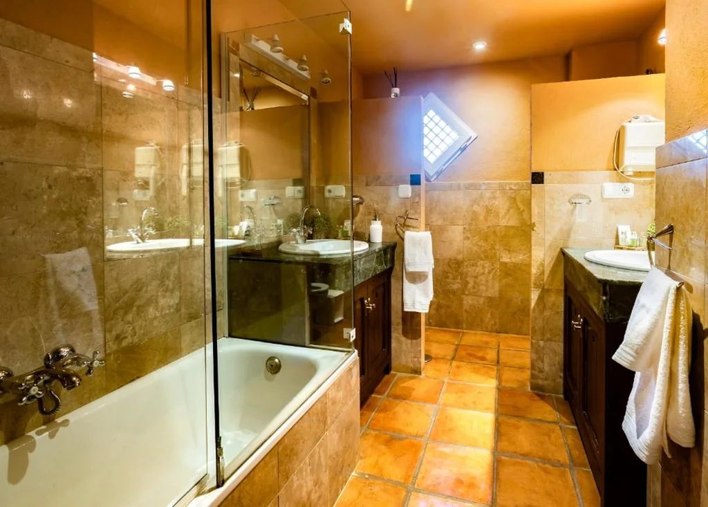 Habitación con cama grande y vistas al jardín — Hotel Boutique Cortijo Landete - SOLO ADULTOS