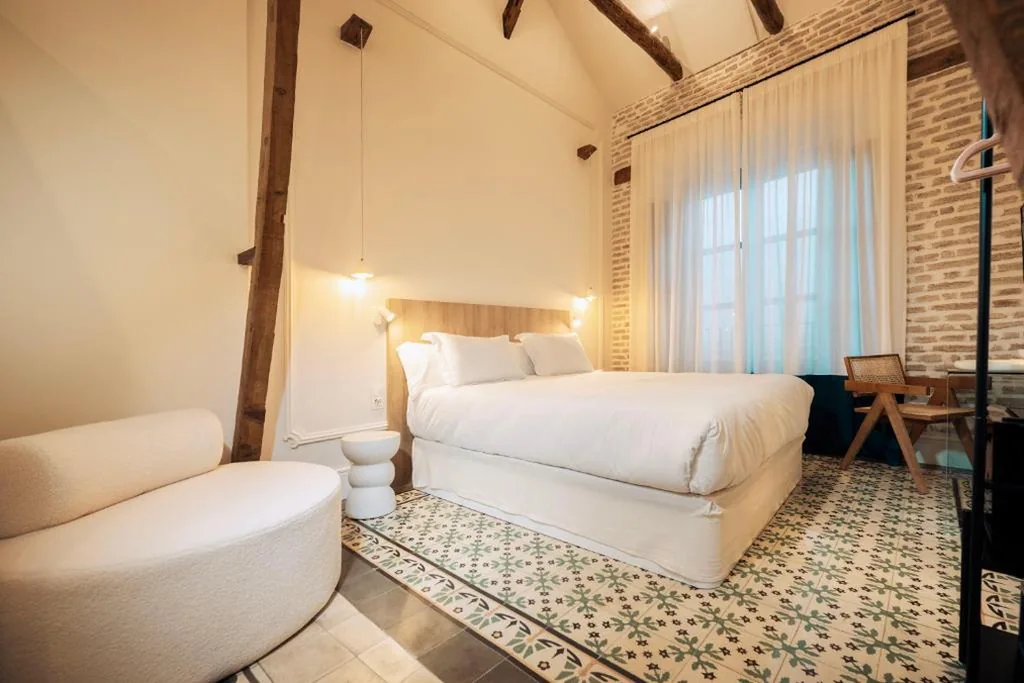 Quarto com cama extragrande e varanda — Hotel Boutique Escudo del Carmen