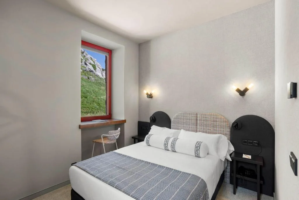 Habitación Doble con vistas a la montaña — Hotel Boutique Faro Silleiro