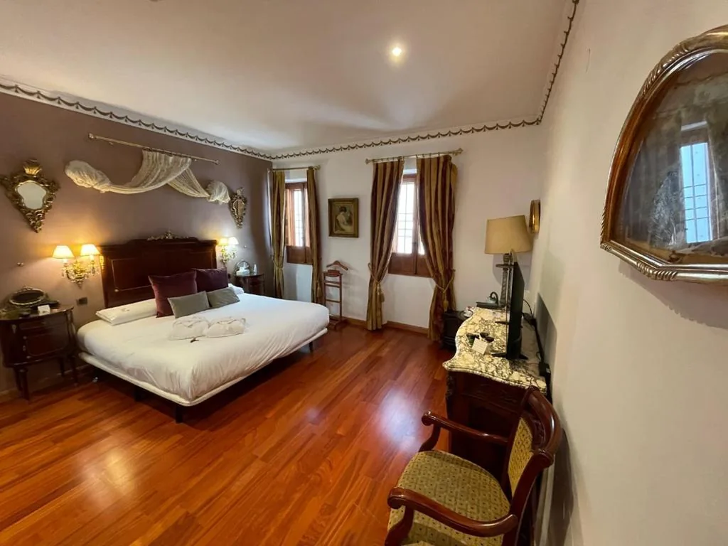 Suite con bañera de hidromasaje y cama grande — Hotel Boutique La Llave de la Judería