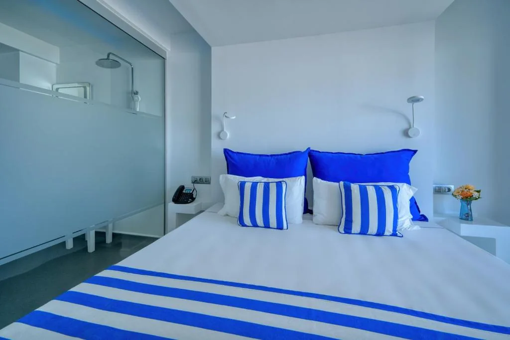 Camera doppia accessibile alle persone con disabilità, con balcone e vista sul mare — Hotel Boutique La Marquesina - Adults Only