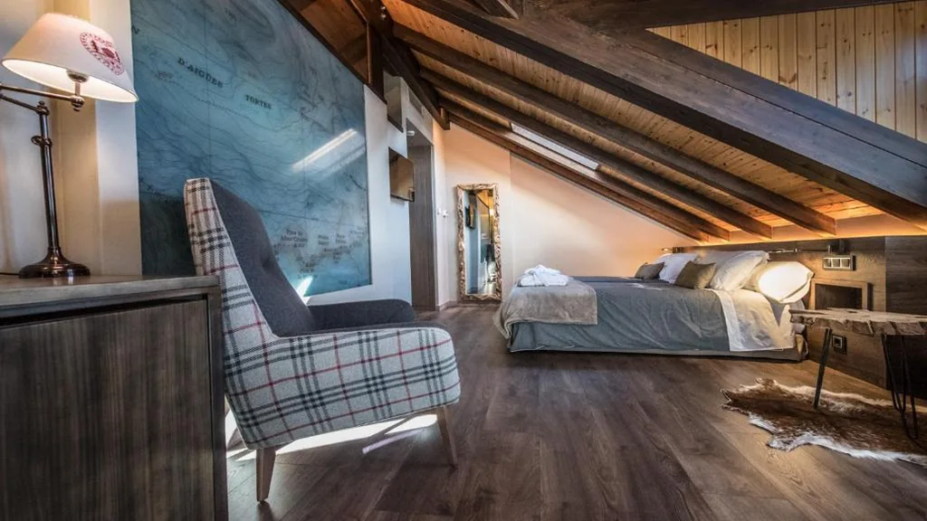 Chambre Double avec baignoire spa — Hotel Boutique La Neu