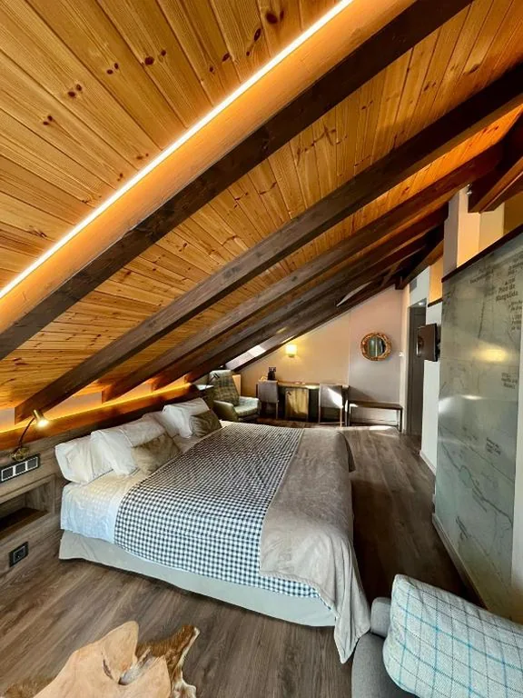 Suite avec baignoire spa et grand lit — Hotel Boutique La Neu