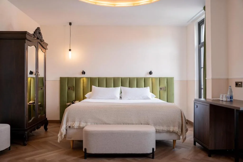 Kamer met queensize bed en uitzicht op de tuin — Hotel Boutique Las Indianas