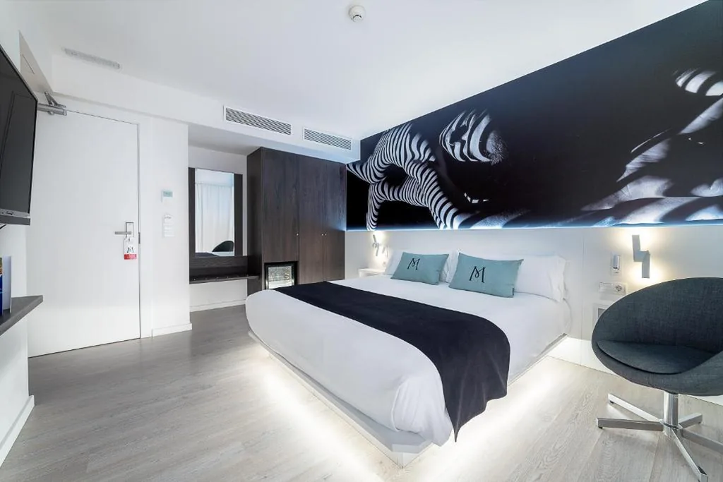 Superior tweepersoonskamer met terras en uitzicht op het zwembad — Hotel Boutique Minister 4Sup