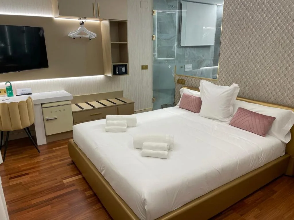 Habitación Doble Deluxe con vistas a la piscina — Hotel Boutique Mirasierra