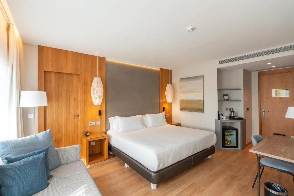 Habitación con cama extragrande y bañera de hidromasaje — Hotel Boutique Mirlo Barcelona