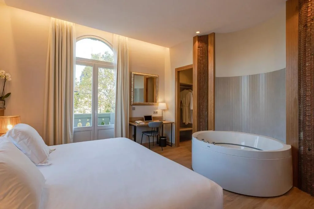 Habitación Superior Deluxe con hammam y bañera de hidromasaje — Hotel Boutique Mirlo Barcelona