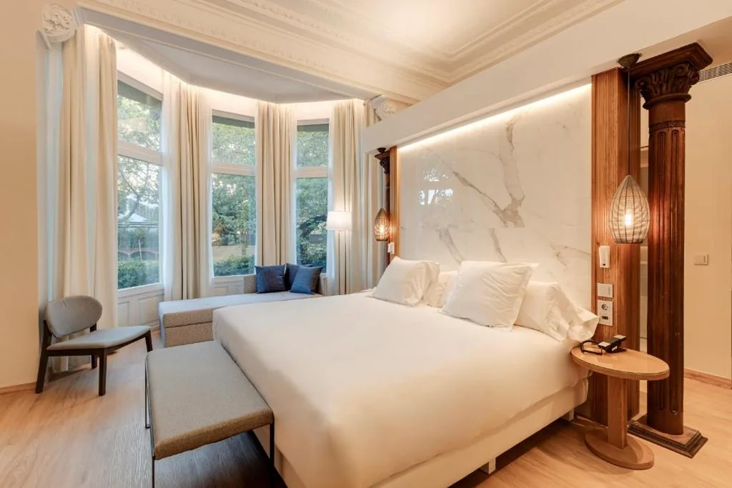 Suite Tibidabo 32 con hammam, bañera de hidromasaje y sauna — Hotel Boutique Mirlo Barcelona