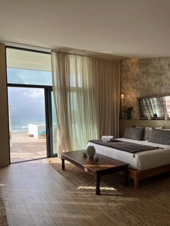 Suite Deluxe con cama extragrande — Hotel Boutique Playa Grande & Spa