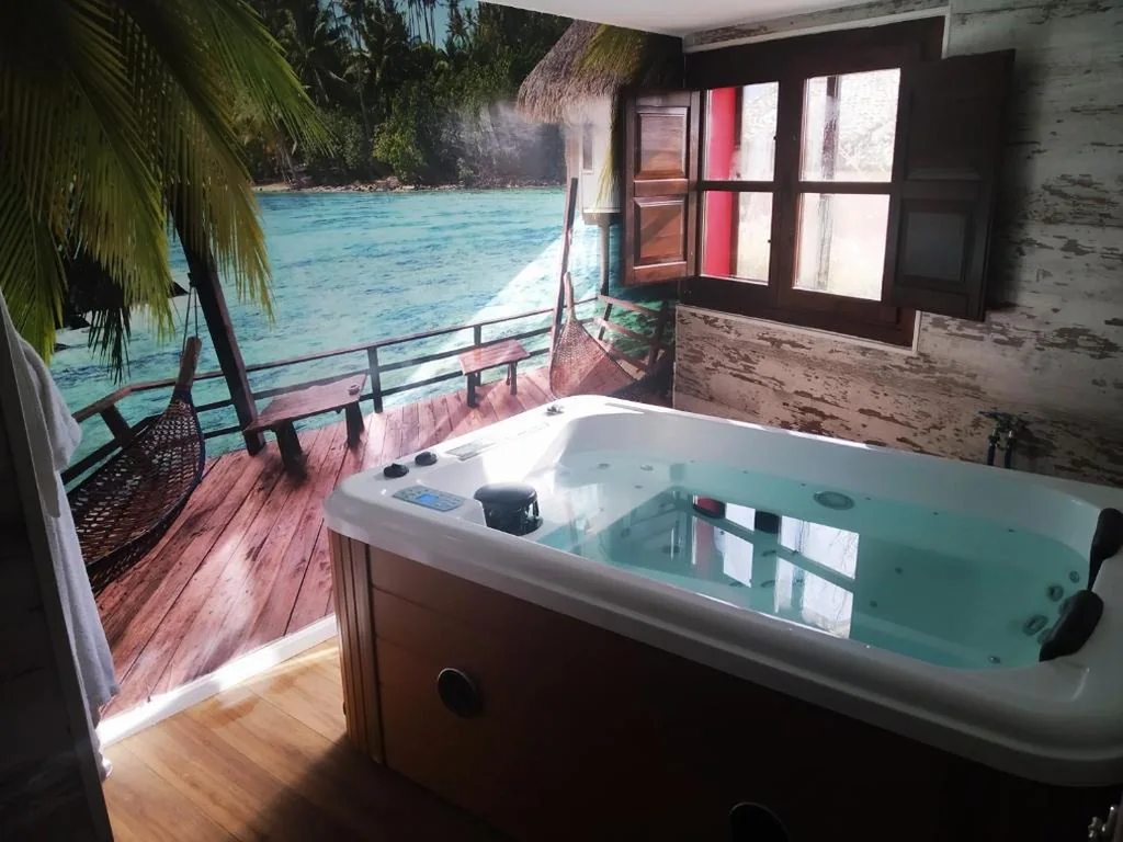 Quarto com cama extragrande e banheira de hidromassagem — Hotel Boutique Real Posada De Liena