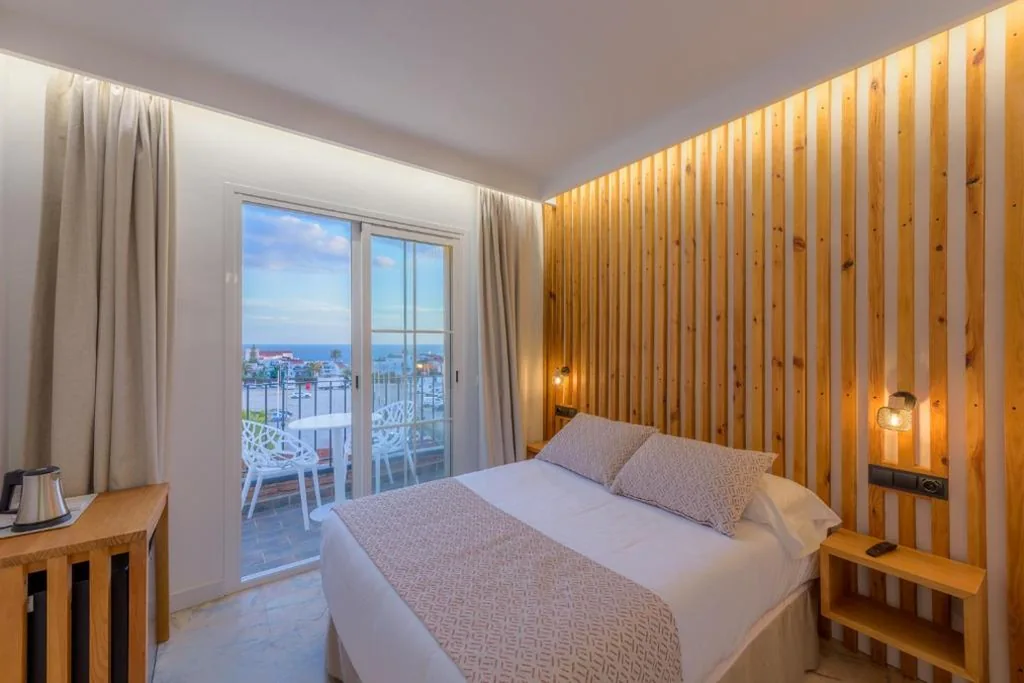 Habitación Doble con balcón y vistas parciales al mar — Hotel Boutique Sibarys - Adults Recommended