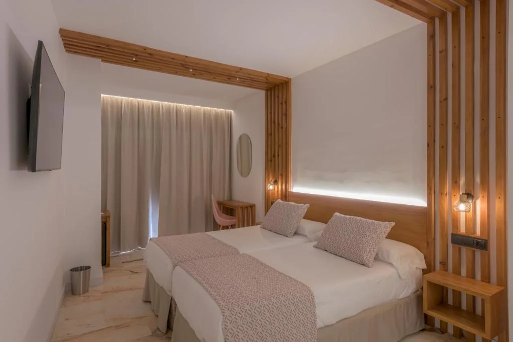 Habitación Doble Deluxe con balcón y vistas parciales al mar — Hotel Boutique Sibarys - Adults Recommended