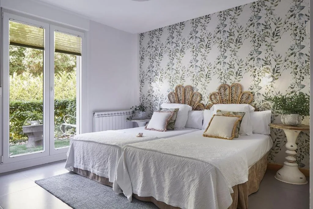 Dreibettzimmer mit Terrasse — Hotel Boutique Txanka Erreka PARKING INCLUIDO