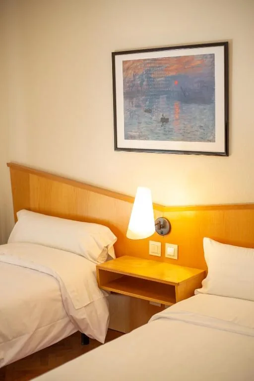 Tweepersoonskamer met 2 bedden — Hotel Bracamonte