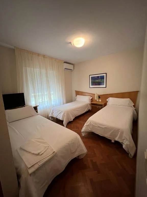 Basic driepersoonskamer — Hotel Bracamonte