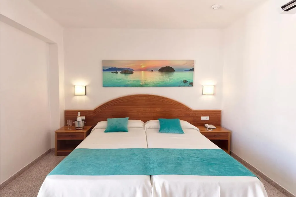 Tweepersoonskamer met uitzicht op de stad - 1 of 2 bedden — Hotel Brisa Ibiza - Adults only