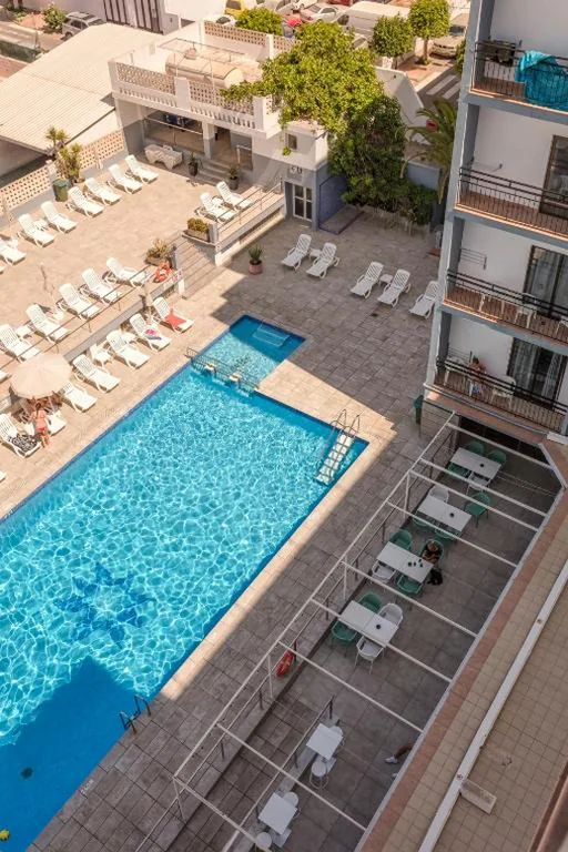 Tweepersoonskamer met uitzicht op het zwembad — Hotel Brisa Ibiza - Adults only