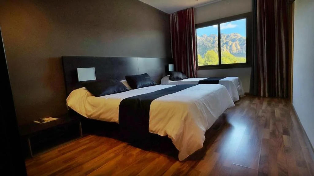 Doppelzimmer mit Zustellbett — Hotel Bruc