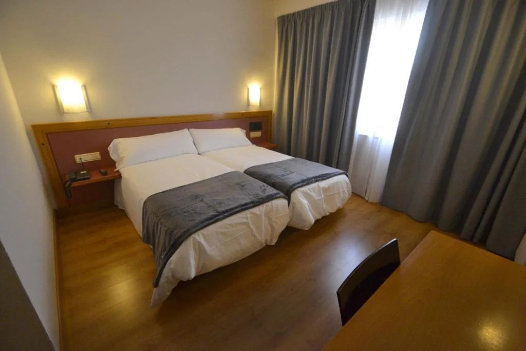 双床间 — Hotel Brujas De Irues