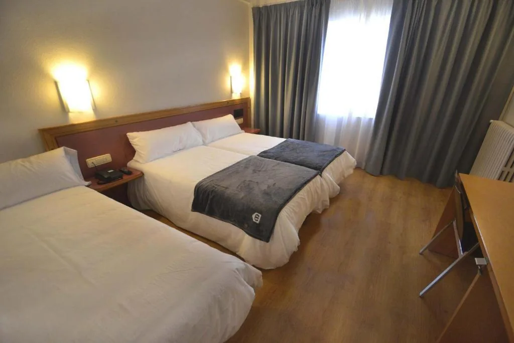 三人间 — Hotel Brujas De Irues