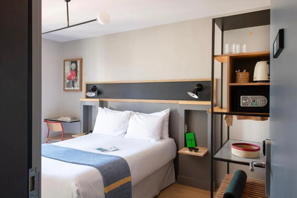 Standard-Doppelzimmer mit Poolblick — Hotel Brummell