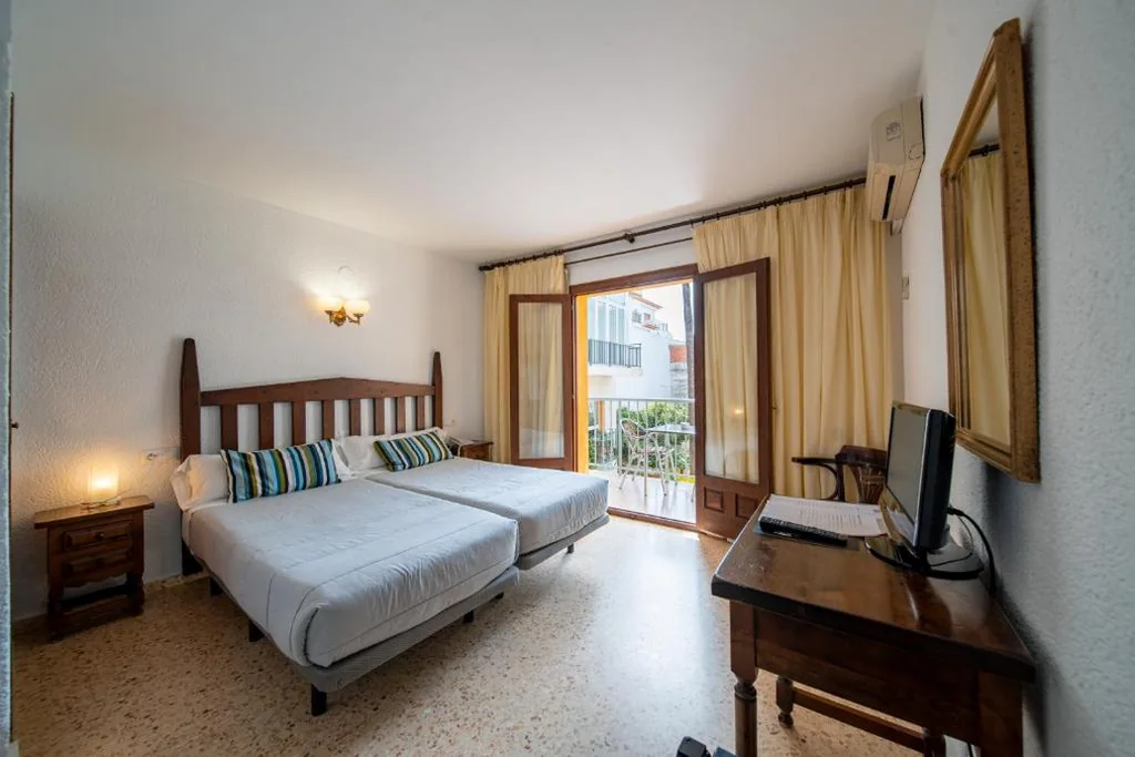Double Room with Garden View - 1 or 2 Beds — Hotel Buigues
