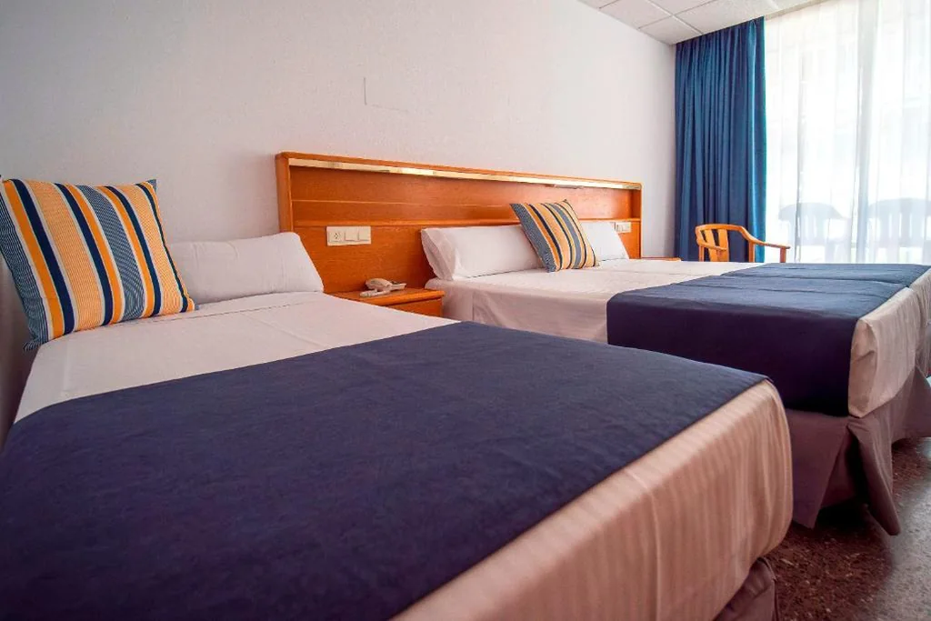 Quarto Triplo Económico — Hotel - Bungalows Don Juan Tossa