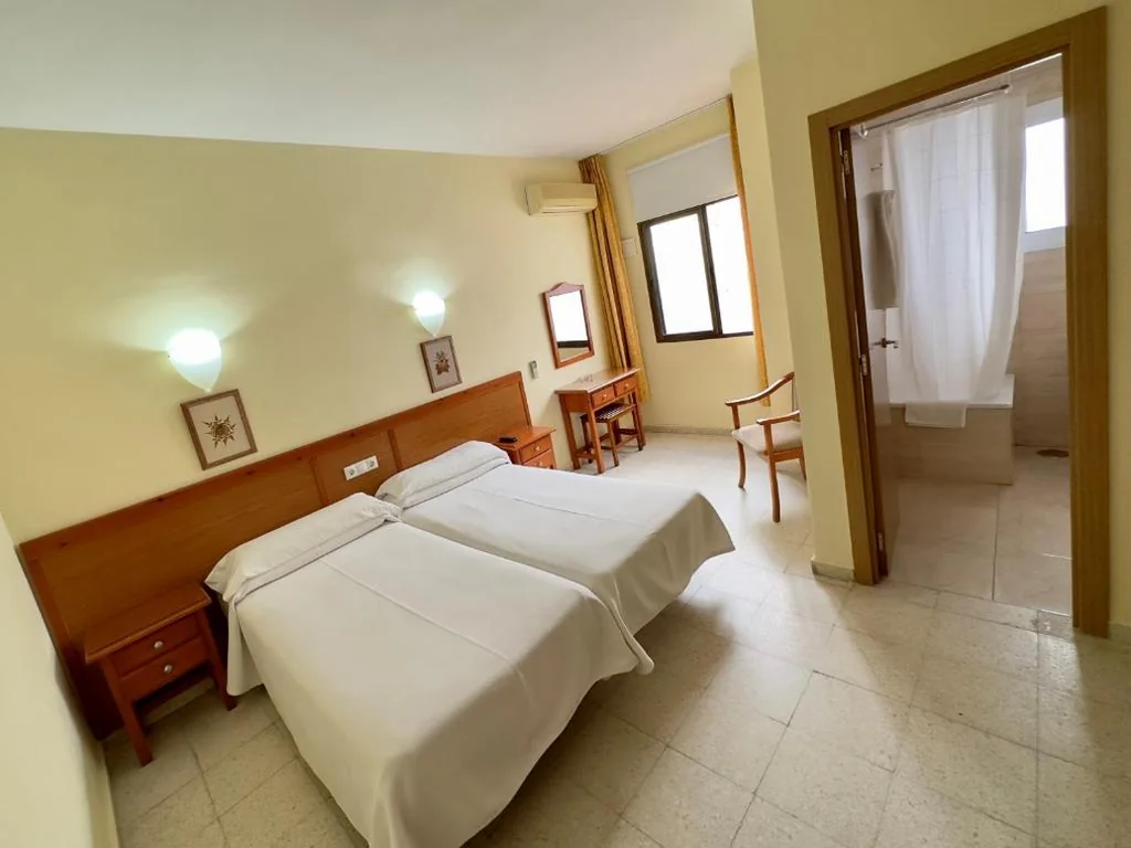 Habitación Doble Estándar - 2 camas — Hotel Cabello