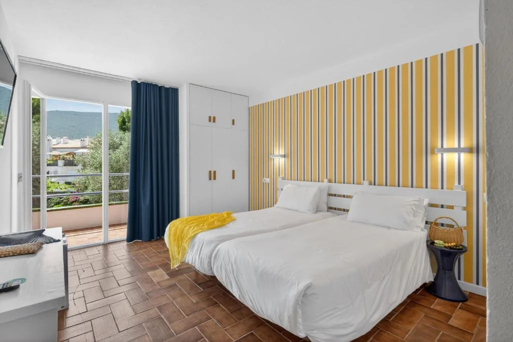 Habitación Doble con terraza - 1 o 2 camas — Hotel Cadaqués1962 by Fimedhotels