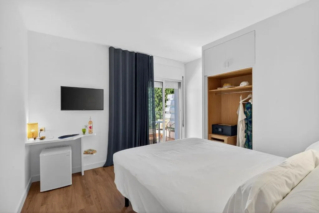Habitación Doble con vistas a la montaña - 1 o 2 camas — Hotel Cadaqués1962 by Fimedhotels