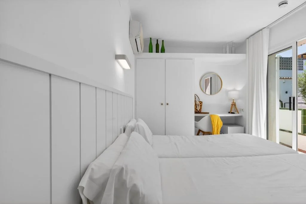 Habitación Doble Económica - 1 o 2 camas — Hotel Cadaqués1962 by Fimedhotels
