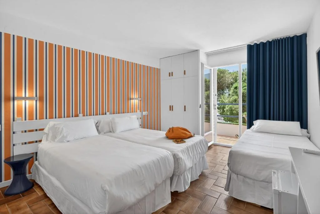 Habitación Triple sin terraza — Hotel Cadaqués1962 by Fimedhotels
