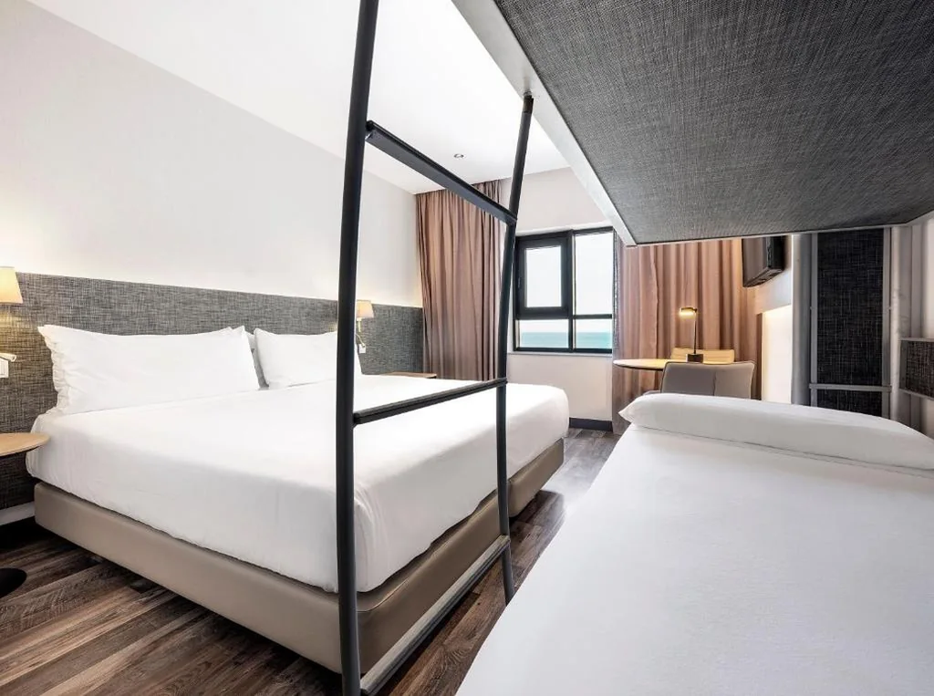 Habitación Familiar con vistas al mar — Hotel Cádiz Paseo del Mar, Affiliated by Meliá