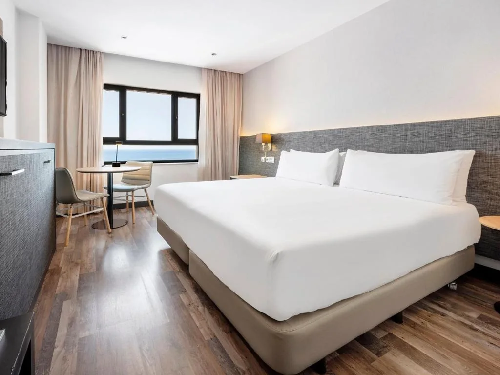 Habitación Triple con vistas al mar — Hotel Cádiz Paseo del Mar, Affiliated by Meliá