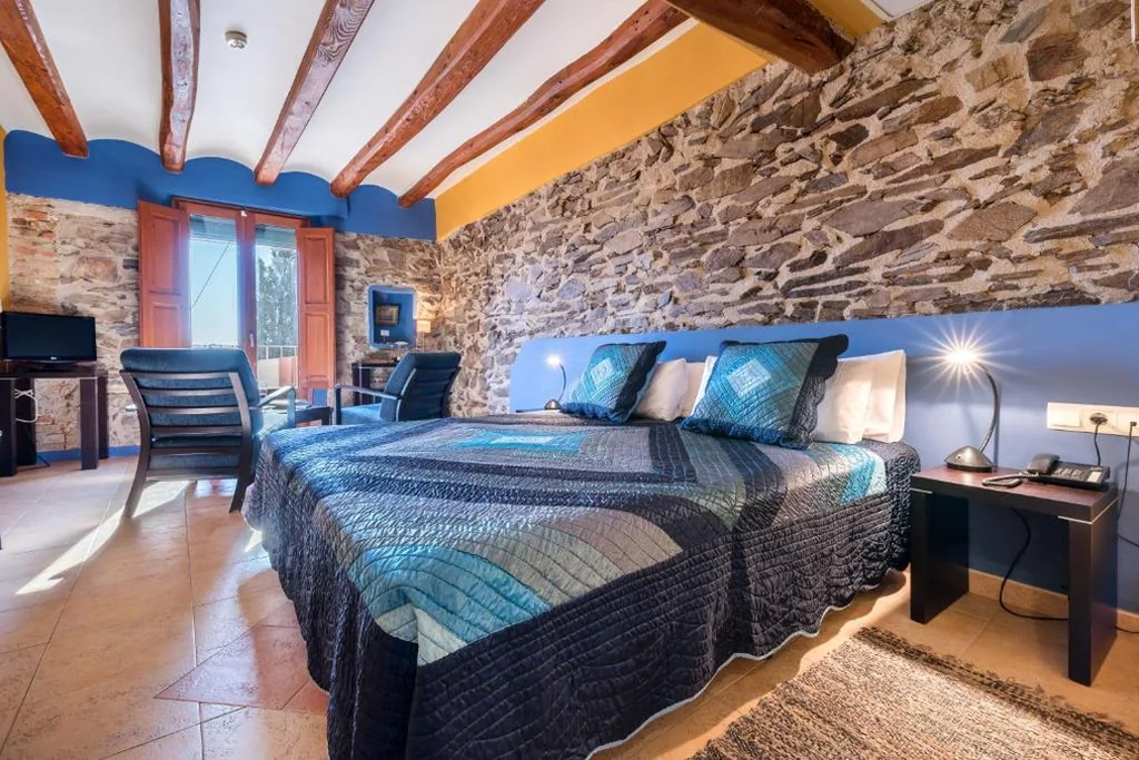 Quarto Duplo com varanda e vista para as vinhas e o parque natural - 1 ou 2 camas — Hotel Cal Llop