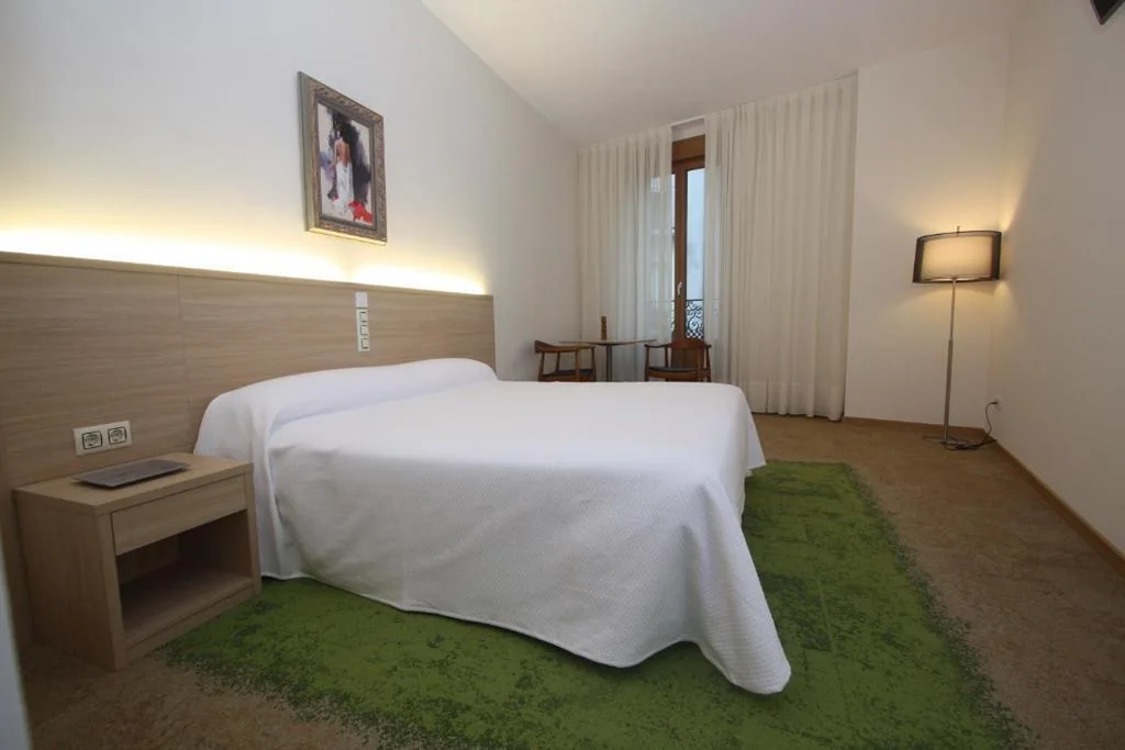 Tweepersoonskamer met balkon — Hotel Cal Piteu