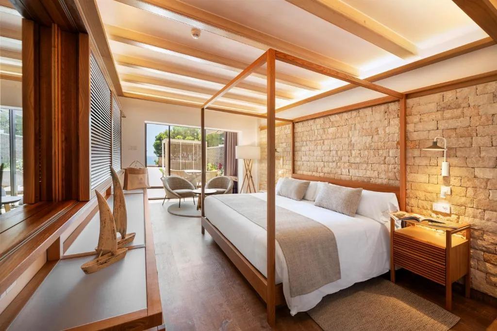 Camera Deluxe con vista mare e terrazza chill-out — Hotel Cala del Pi - Adults Only