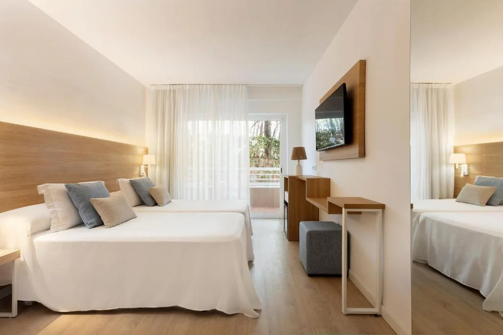 Doppelzimmer mit 2 Betten — Hotel Cala Font