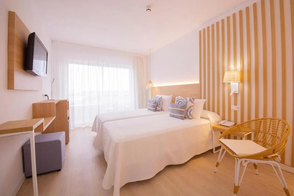 Doppelzimmer mit Poolblick und 2 Betten — Hotel Cala Font