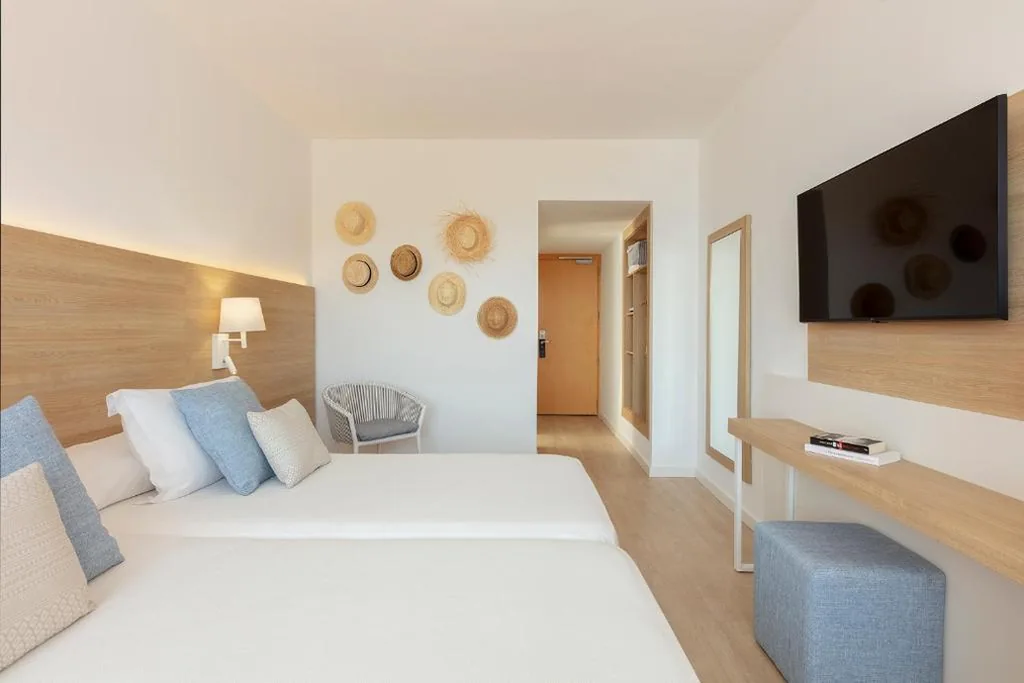 Dreibettzimmer (2 Erwachsene + 1 Kind) — Hotel Cala Font