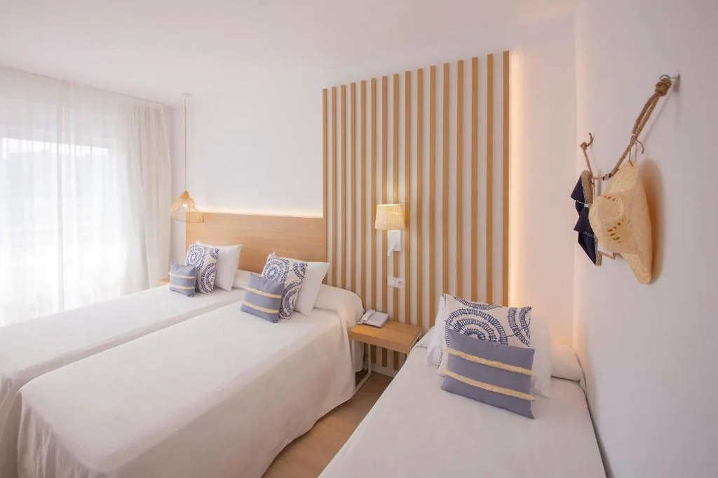 Dreibettzimmer mit Poolblick — Hotel Cala Font