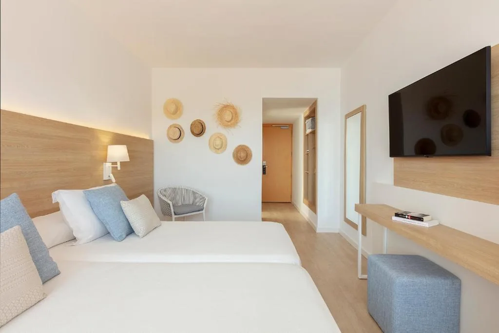 Dreibettzimmer — Hotel Cala Font