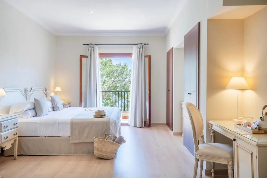 Deluxe-tweepersoonskamer met balkon en zeezicht — Hotel Cala Fornells