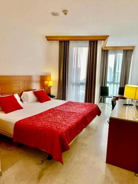Double Room with Large Bed — Hotel Calasanz