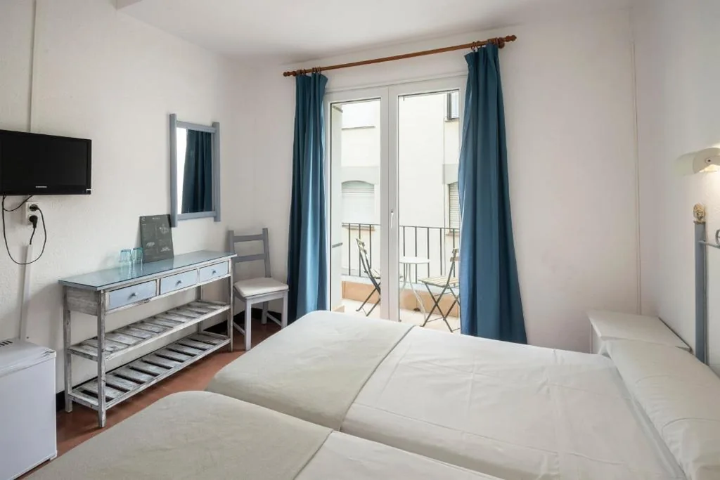 Habitación Doble con balcón - 1 o 2 camas — Hotel Caleta