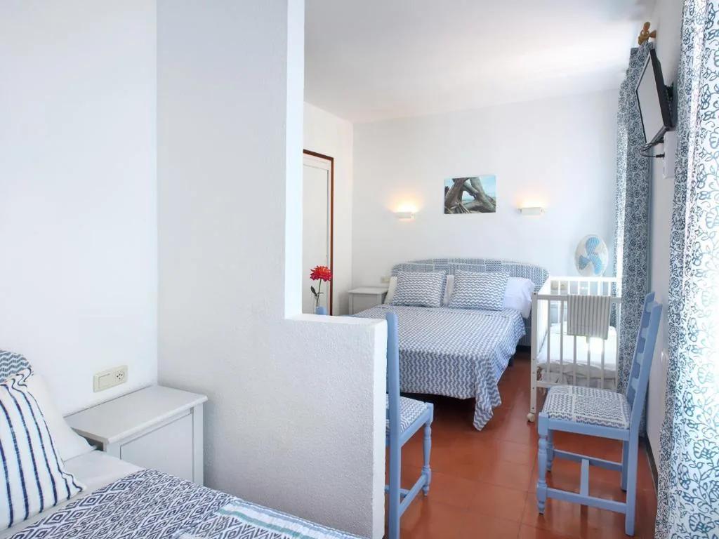 Habitación Triple — Hotel Caleta