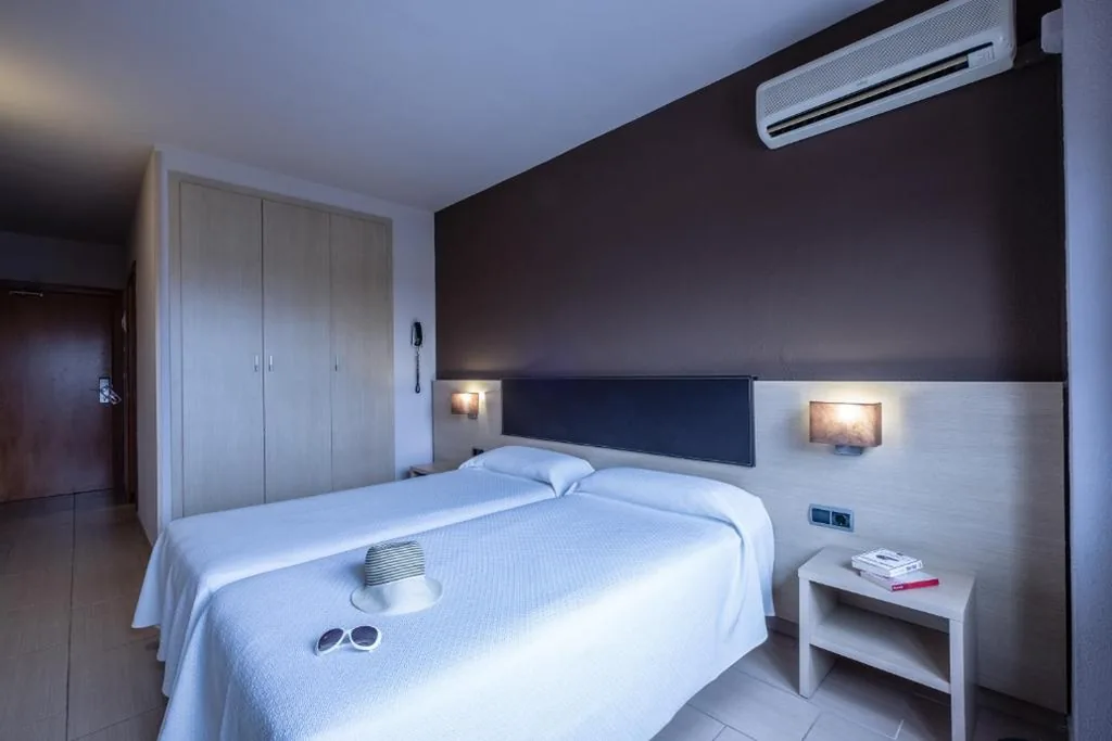 Habitación Estándar (3 adultos + 1 niño de hasta 11 años) — Hotel California Garden